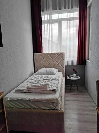 Отель Hotel Rosi Gusinje Четырехместный номер с балконом-2
