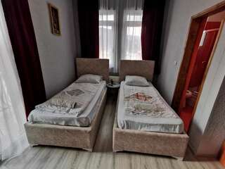 Отель Hotel Rosi Gusinje Четырехместный номер с балконом-4