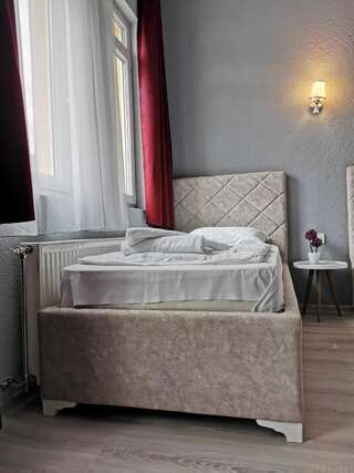 Отель Hotel Rosi Gusinje Стандартный трехместный номер-студио-5