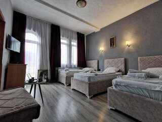 Отель Hotel Rosi Gusinje Четырехместный номер-7